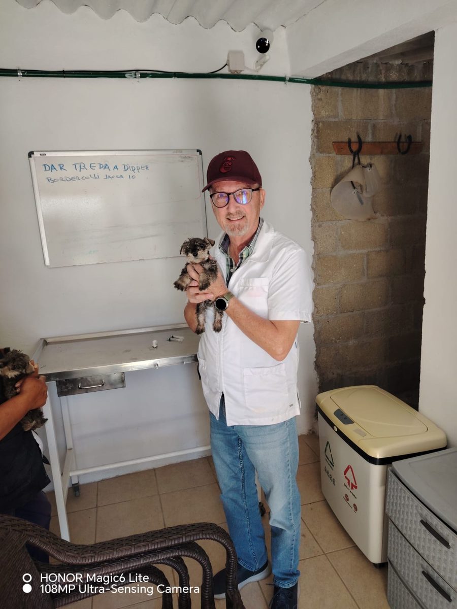 Personal de CIAM con cachorro durante evaluación
